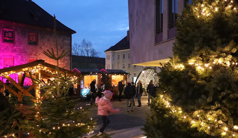 Am Rathaus werden wieder Kalendertürchen geöffnet (Foto: Stadtverwaltung Nordhausen) Am Rathaus werden wieder Kalendertürchen geöffnet (Foto: Stadtverwaltung Nordhausen)