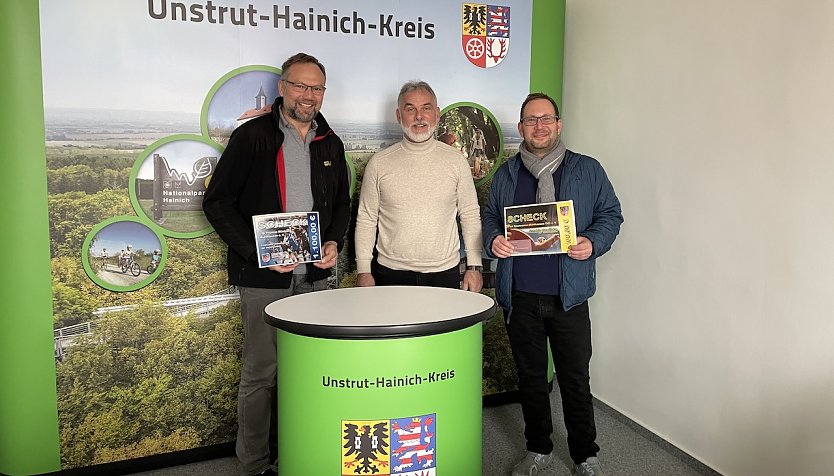 Frank Ernst, Landrat Harald Zanker und Thomas Stecher bei der Scheck&uuml;bergabe. (Foto: Landratsamt)