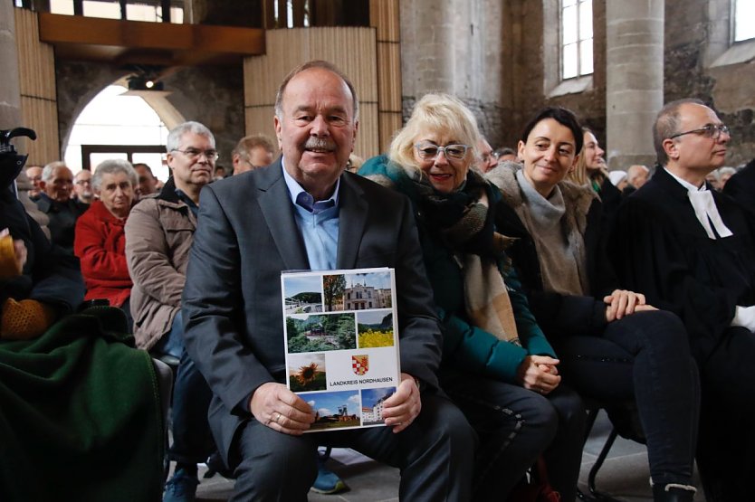 Zur gro&szlig;en &Uuml;berraschung wurde Martin Bischoff heute auch die Baugenehmigung f&uuml;r Abschnitt No. 2, dem Turmbau, &uuml;bergeben (Foto: agl)