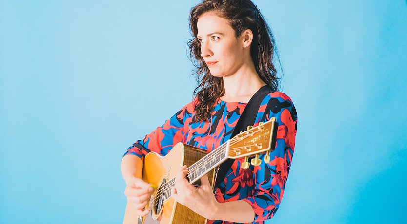 Folkgitarristin und S&auml;ngerin Jenn Butterworth gastiert mit dem Trio Symbiosis (Foto: Agentur)