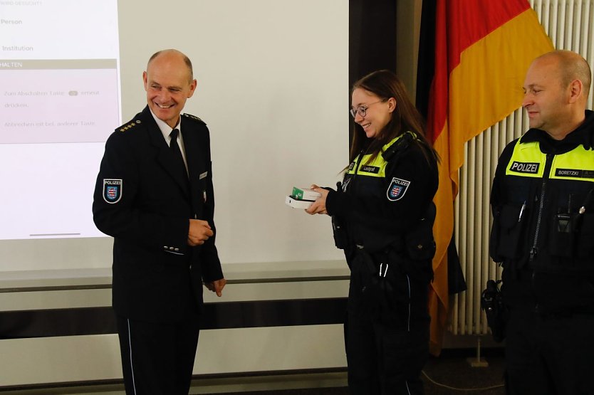 Polizeidirektor Matthias Bollenbach bei der &Uuml;bergabe der ersten Ger&auml;te (Foto: agl)