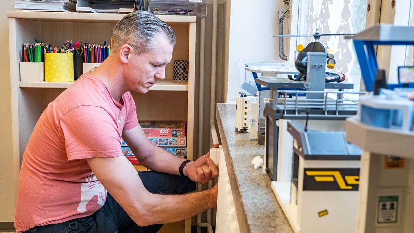Steffen Richter von der Service Gesellschaft installiert neue Thermostate (Foto: Christian Schelauske)