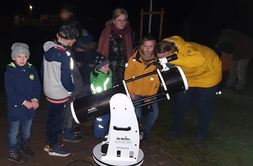 Grundsch&uuml;ler aus Werther am Teleskop (Foto: Marietta Schr&ouml;ter)