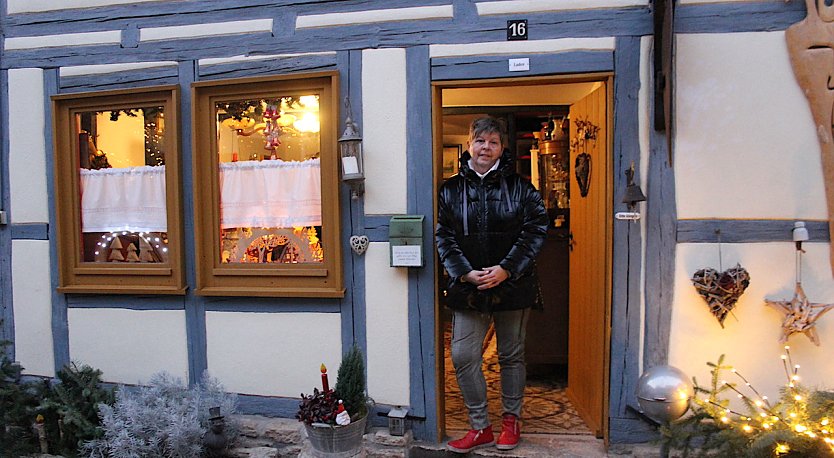 Petra Pistor vor ihrer Ladent&uuml;r im rustikalen Fachwerkhof (Foto: oas)