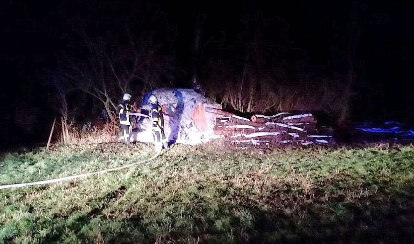 Feuerwehrleute an der abgel&ouml;schten Brandstelle heute Morgen  (Foto: S.Dietzel)