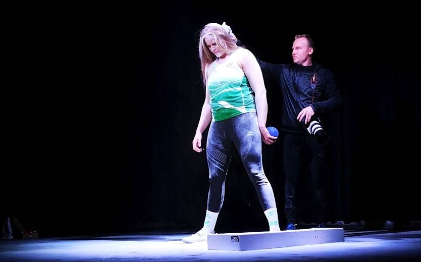 Sara Gambetta und Christoph Keil beim Foto-Shooting f&uuml;r das farbenpr&auml;chtige Plakat  (Foto: J.Piper)