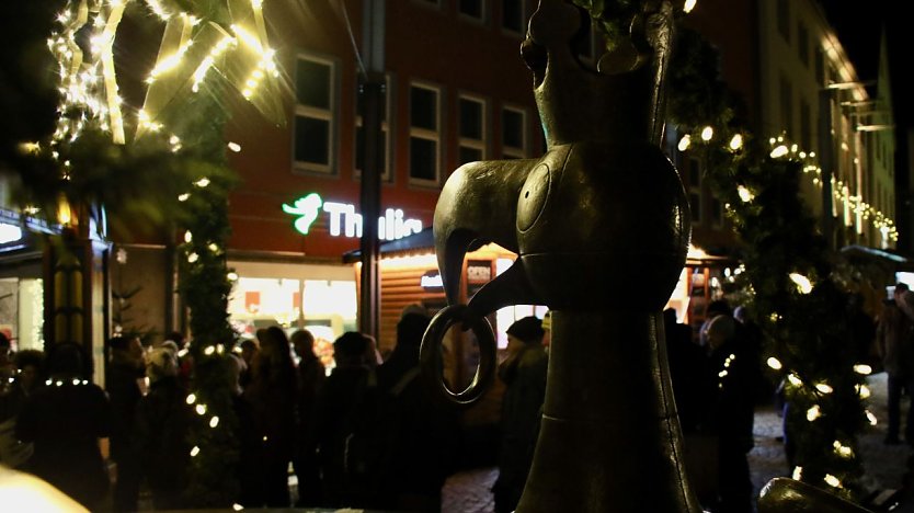 Am Montagvorabend sammelte man sich um den Aar-Brunnen auf dem Rathausplatz (Foto: agl)
