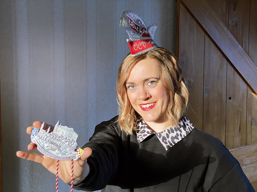 Bild: OCV-Pr&auml;sidentin Doreen Baufeldt zeigt neuen Orden des Landesverbandes