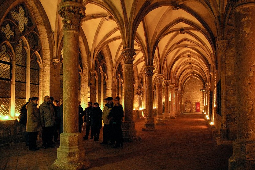 Kreuzgang im Kerzenschein (Foto: Kloster Walkenried)