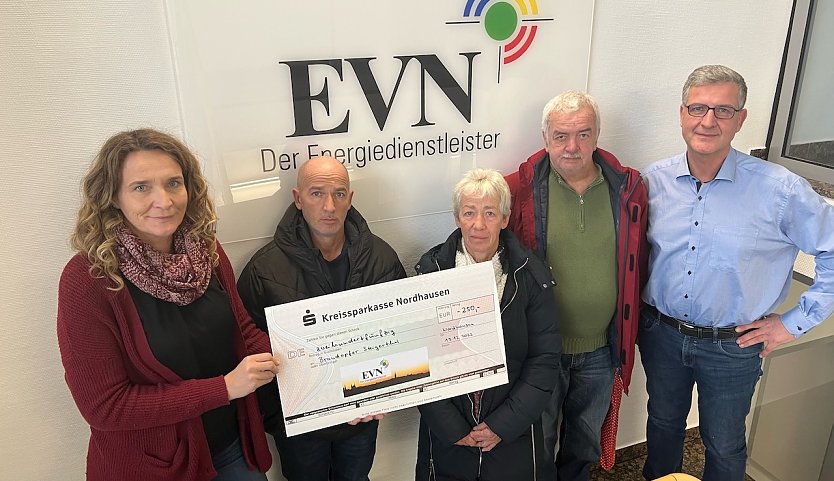 Bild: (v.l.n.r.: Jana Z&ouml;ller, Gesch&auml;ftsf&uuml;hrerin der EVN, Familien Thelemann und Buschky (Brandopfer), Axel Grimm, EVN)
