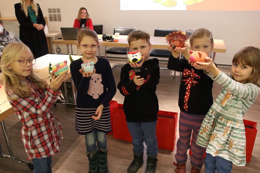 In der Kreissparkasse wurden wieder die sch&ouml;nsten Sparschweine ausgezeichnet (Foto: agl)