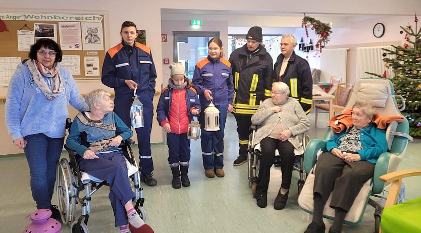 Junge Feuerwehrleute bringen das Friedenslicht ins Seniorenheim (Foto: K.Krausholz) Junge Feuerwehrleute bringen das Friedenslicht ins Seniorenheim (Foto: K.Krausholz)