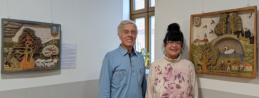  Tura Jursa (re.) er&ouml;ffnet eine Ausstellung &uuml;ber Harzer Sagen im Rathausfoyer. Gemeinsam mit ihrem Ehemann Heinz Jursa widmet sie sich Holzschnitzarbeiten &uuml;ber Sagen, Mythen und Legenden. (Foto: Janine Skara)