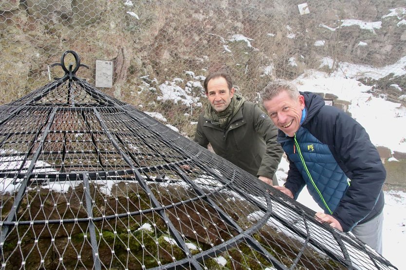 Bild: Viele kleine Handgriffe und manch gro&szlig;en Einsatz haben Harald Str&ouml;bele mit dem Hohnsteiner Mittelalterverein und Maik Linde mit der Ilfelder Bergwacht schon getan