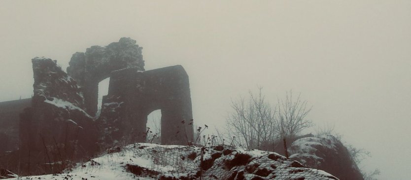 Bild: Die Burgruine Hohnstein im Winterkleid
