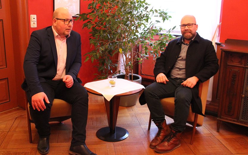 Christian K&ouml;nig (l.) und Martin Braun freuen sich auf die Premiere von "Reisen trifft Genuss" im Friederikenschl&ouml;sschen (Foto: Eva Maria Wiegand)