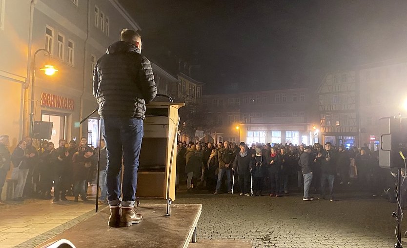 Will die B&uuml;rger wieder im Protest hinter sich versammeln: B&uuml;rgermeister Reinz (hier auf einer Kundgebung im November gegen die Energiepolitik der Bundesregierung). (Foto: uhz-Archiv)