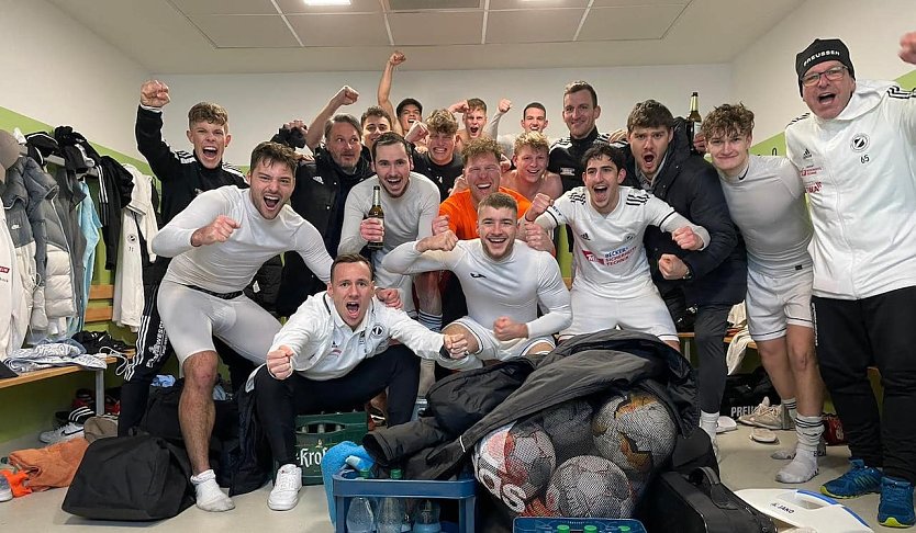 Siegerfoto aus der Kabine nach dem Spiel (Foto: FSV Preussen)