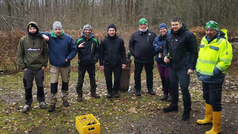 Das Team der Radsportler des SV Gl&uuml;ckauf Sondershausen, bereiteten bei kalten Temperaturen die Strecke f&uuml;r den Possenlauf vor (Foto: Gerd Schreivogel)