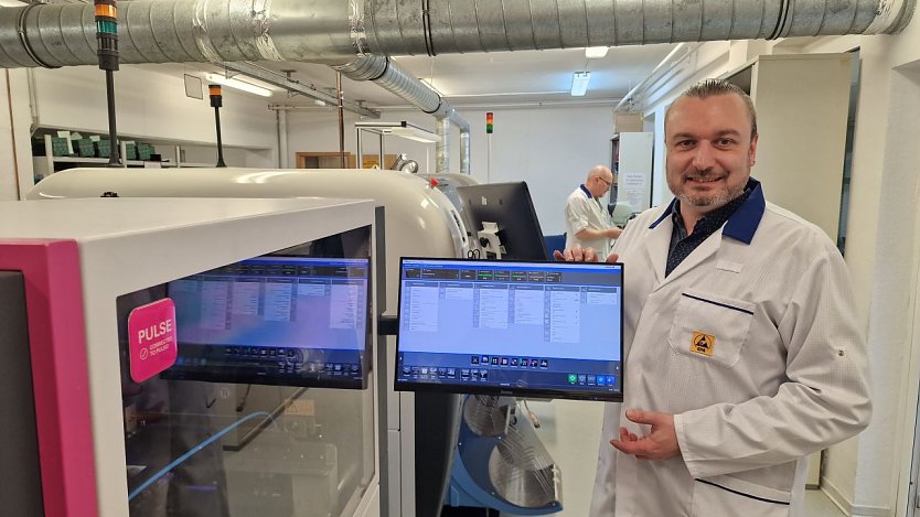 Bild: Gesch&auml;ftsf&uuml;hrer der IMG Electronic & Power Systems GmbH Helge Maday am Schablonendrucker der SMD-Produktionslinie