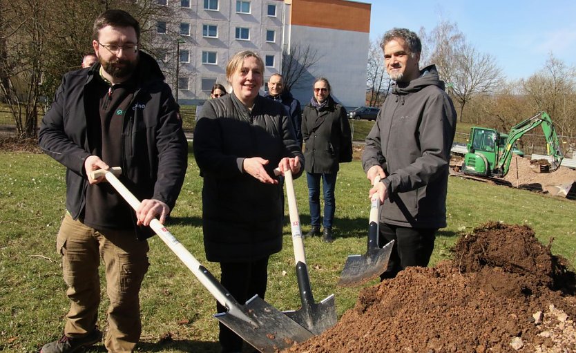 Bild: Spatenstich f&uuml;r den "Nordpark", v.l.: Bauleiter Robert Framke von der Firma Alpina, Landschaftsarchitektin Sonja Griebenow vom Planungsb&uuml;ro Linnea und Oberb&uuml;rgermeister Kai Buchmann