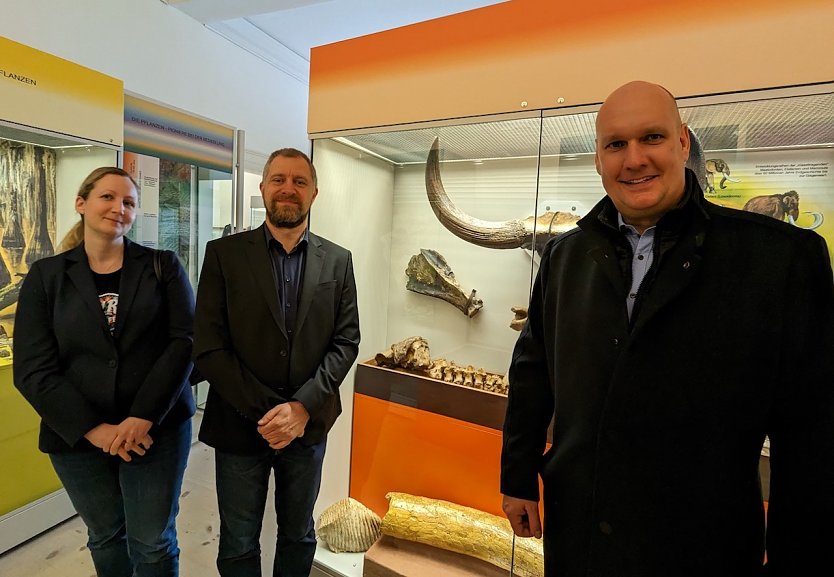 B&uuml;rgermeister Steffen Grimm (rechts) und Christin Schilling (links) demonstrierten das Ausgraben der von der 3D Schilling Gmbh gesponserte Skelett eines Moschusochsen (Foto: Janine Skara)