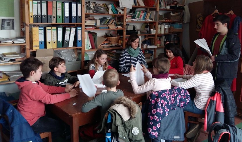 Papierfalten am Aktionstag (Foto: KILA)