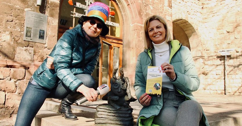 Die "Mutter der Treppenk&auml;fer" Ines Gast vom Jugensozialwerk und B&uuml;rgermeisterin Rieger vor dem Treppenk&auml;fer am Rathaus (Foto: agl)