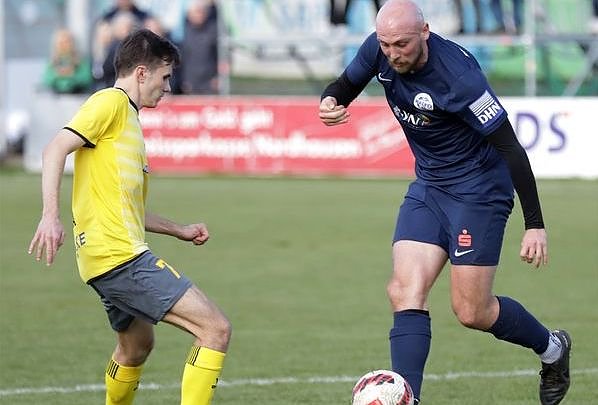 Doppeltorsch&uuml;tze Felix Schwerdt im Zweikampf (Foto: FSV Wacker 90)