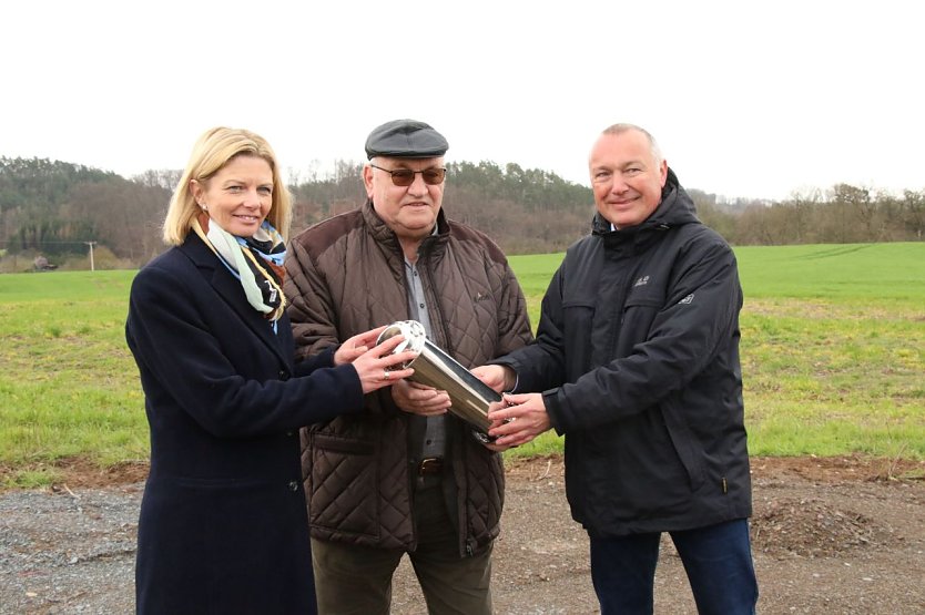 v.l.: B&uuml;rgermeisterin Alexandra Rieger, der Verbandsvorsitzende Egon Primas und der Beigeordnete Dirk Schimm versenkte eine Zeitkapsel am Standort (Foto: agl)