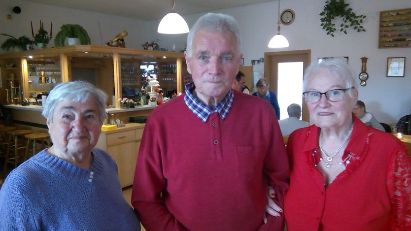 Sie hatten die weiteste Anreise: Grete Gelbke aus Gro&szlig;-Zimmern (links), Herbert Kunze aus Nordhorn und Brunhilde Mommer aus Berlin. (Foto: Kurt Frank)