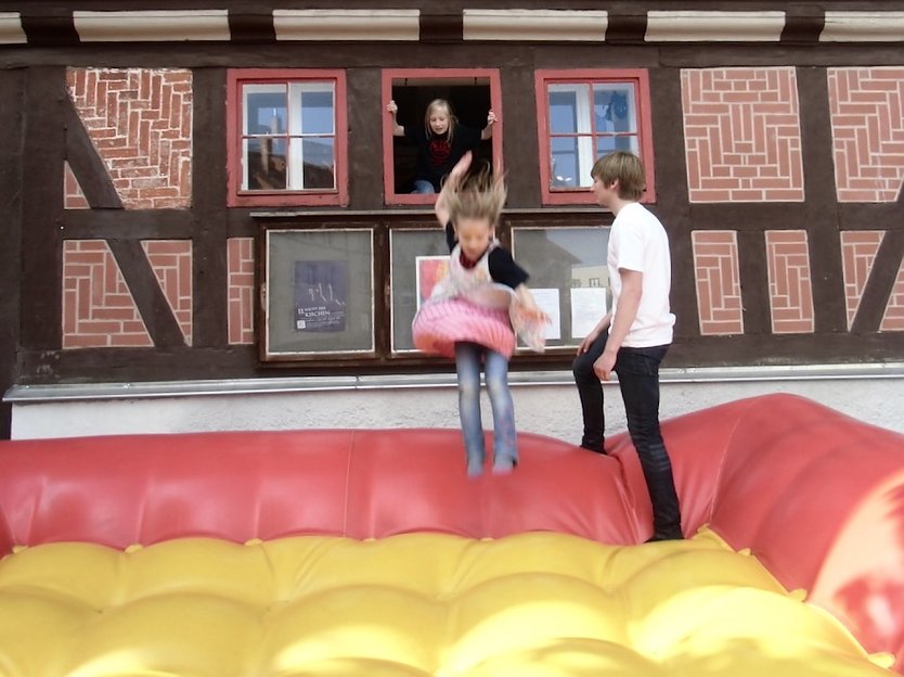 Der Kinder-Kirchen-Laden packt am Freitag das gro&szlig;e H&uuml;pfkissen aus (Foto: KILA)