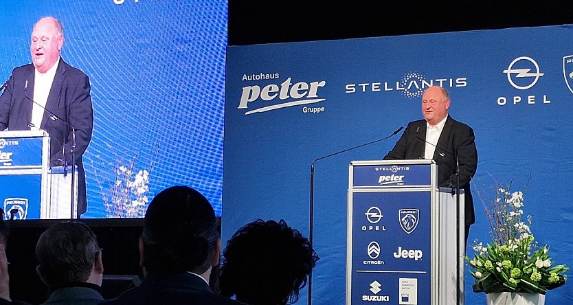 Helmut Peter bei der Begr&uuml;&szlig;ung der rund 600 G&auml;ste (Foto: nnz)