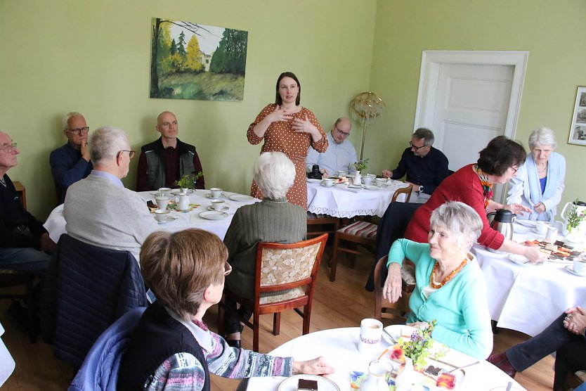 Bei Kaffee und Kuchen konnten die "Aktiven" des Parks aus dem N&auml;hk&auml;stchen plaudern (Foto: agl)
