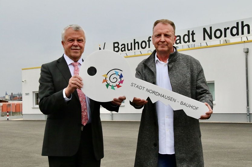 Ein Schl&uuml;ssel, zwei Chefs - Olaf Salomon &uuml;bergab den Schl&uuml;ssel f&uuml;r den Bauhof heute an dessen Leiter Matthias Eggert (Foto: agl)