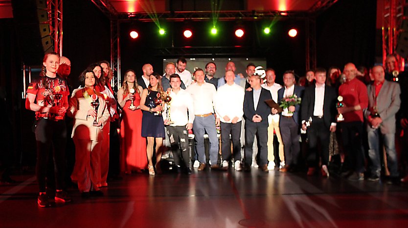 Freudestrahlende Seiger der diesj&auml;hrigen Sportlerwahl (Foto: oas)