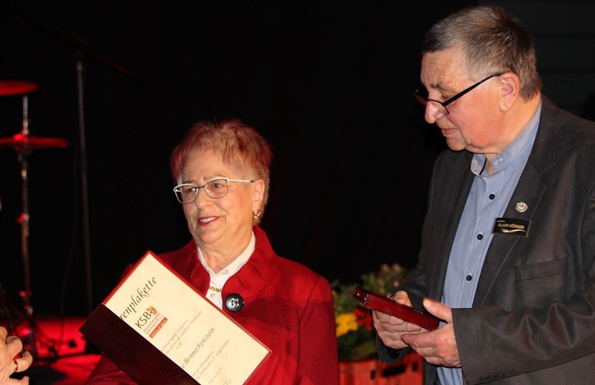 Brigitte Benneckenstein wurde von ihrem alten Weggef&auml;hrten Klaus K&ouml;rber mit der Ehrenplakette des KSB ausgezeichnet (Foto: oas)