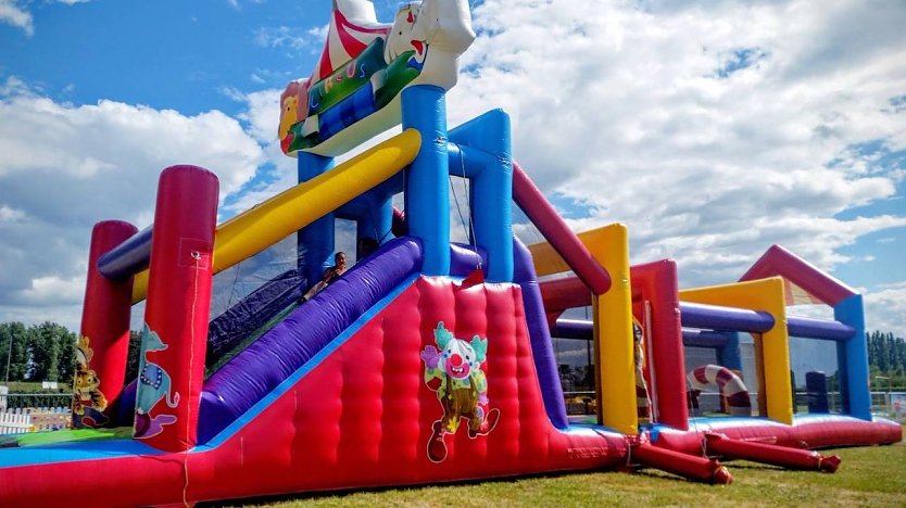 Eie der vielen H&uuml;pfburgen, die nun von tausenden Kindern in M&uuml;hlhausen erst&uuml;rmt wird (Foto: Wagner PR)