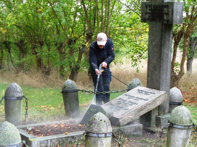 Mitglieder der IdeenSchmiede sanieren Familiengrabst&auml;tte Mackrodt (Foto: Peter Ke&szlig;ler)