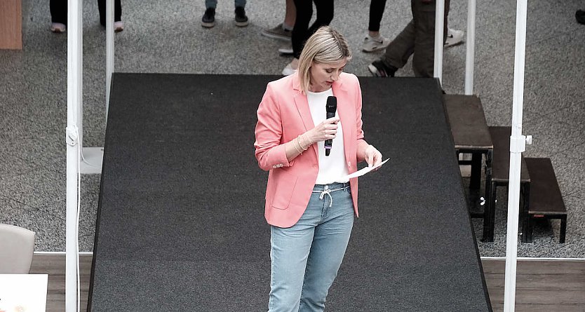 Moderatorin Stefanie Benke stellte neuste Mode vor (Foto: Peter Blei)