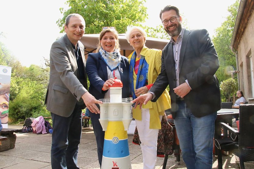 v.l.: Hausherr Gerd Bufe, die Projektleiterinnen Sandra Brandau und Renate Thost-Stetzler von Inner Wheel und der Gesch&auml;ftsf&uuml;hrer des Vereins Kinderlachen, Marc Peine (Foto: agl)