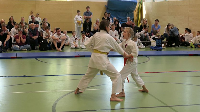 Mia Thon und Magdalena Aurin zeigten ihr K&ouml;nnen (Foto: Karate Do Kwai)