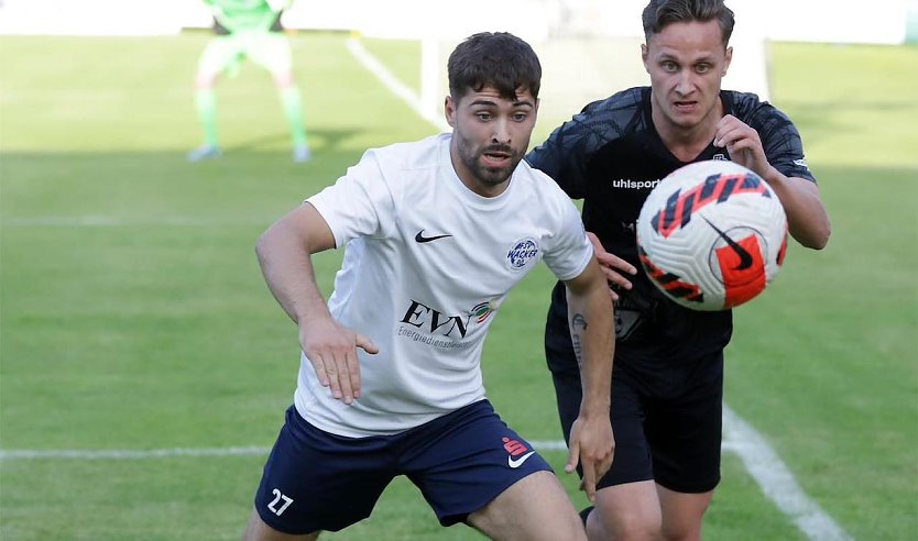 Hagen Pietsch (l.) im Zweikampf konnte die Niederlage seiner Elf nicht abwenden (Foto: FSV Wacker 90)