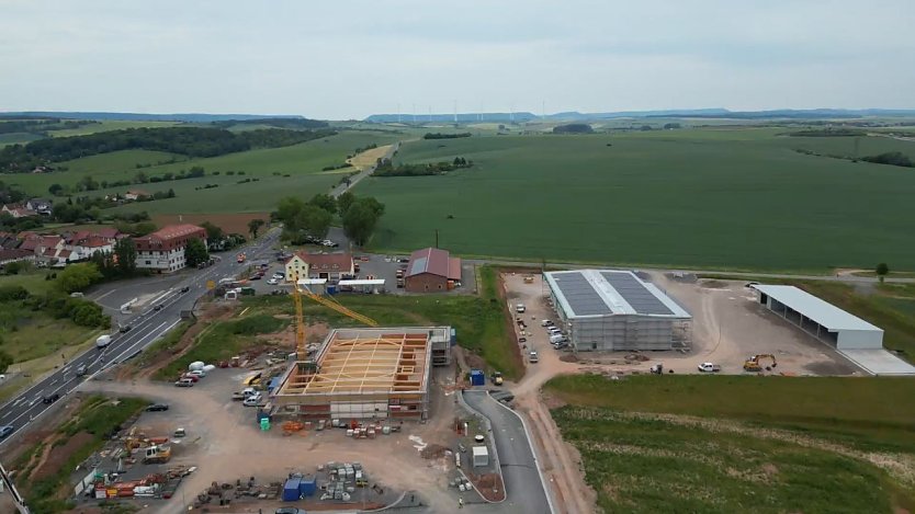 Blick auf den Raiffeisenmarkt und den Discounter, links das Hotel in Werther (Foto: nnz)