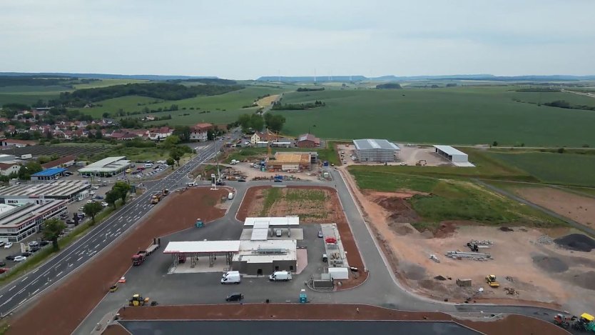 Der Gesamt&uuml;berblick, unten die beginnenden Parkfl&auml;chen (Foto: nnz)