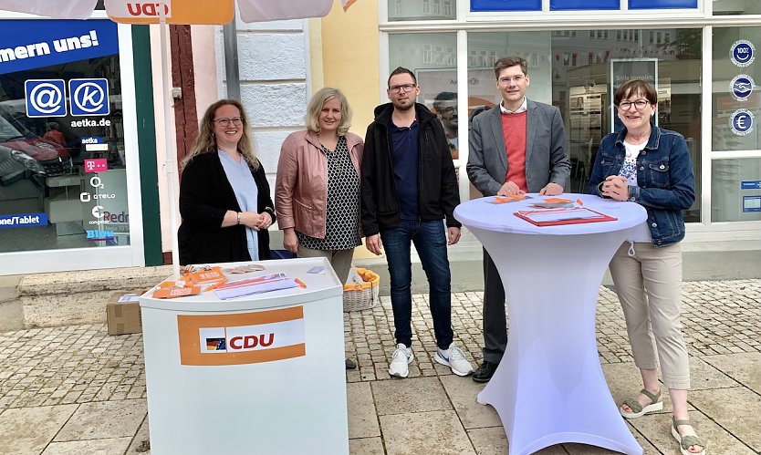 Christian Hirte (2.v.r.) mit einem Team heute in der Bad Langensalzaer Innenstadt (Foto: Eva Maria Wiegand)