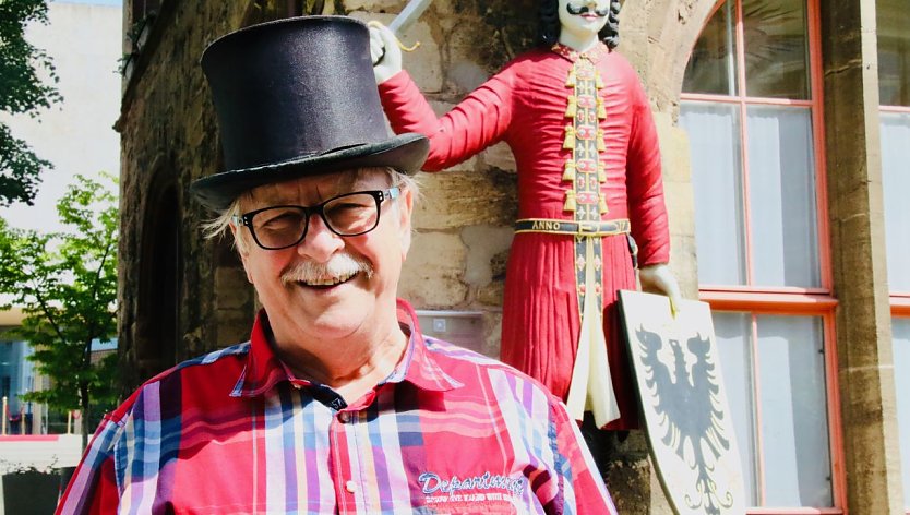 Noch hat der den Zylinder auf: Winfried Schmitt wird nach 40 Jahren zum 53. Rolandsfest das letzte mal in die Rolle des Professor Zwanziger schl&uuml;pfen (Foto: agl)