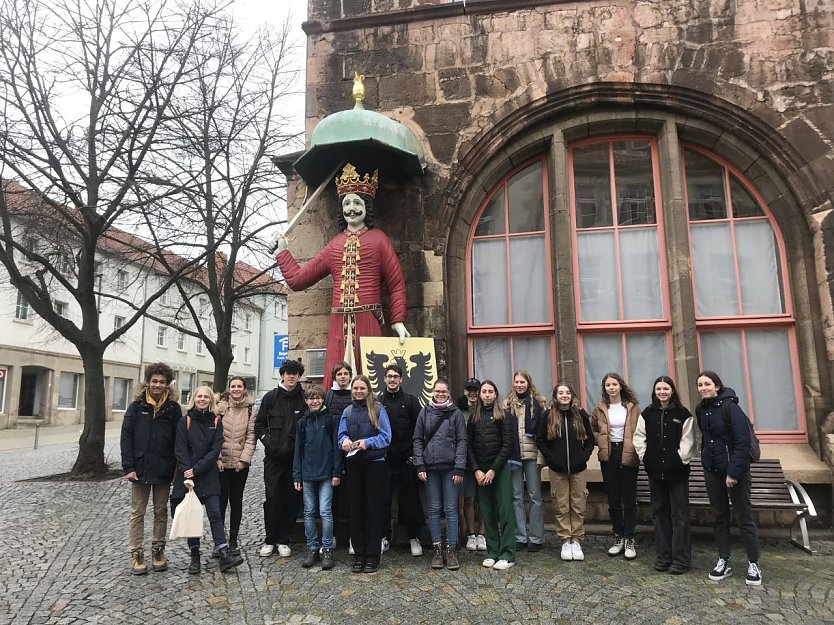 Der Besuch aus Frankreich vor dem Roland (Foto: Christoph Keil)
