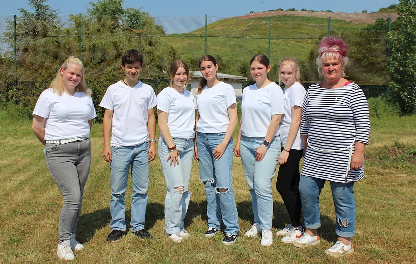 Sch&uuml;lerinnen und Sch&uuml;ler des SBZ Kyffh&auml;userkreis, mit ihrer Lehrerin Frau Melzer, sorgten f&uuml;r leckere Canapees und Getr&auml;nke beim ersten Spatenstich f&uuml;r den Berufsschulen-Campus in Sondershausen (Foto: Eva Maria Wiegand)