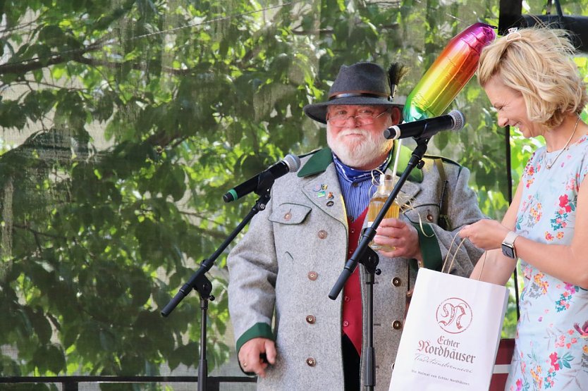 Hardy Sch&ouml;nau hat seine Feuerprobe als oller Ewerschberch mit ruhigem Puls &uuml;ber die B&uuml;hne gebracht (Foto: agl)